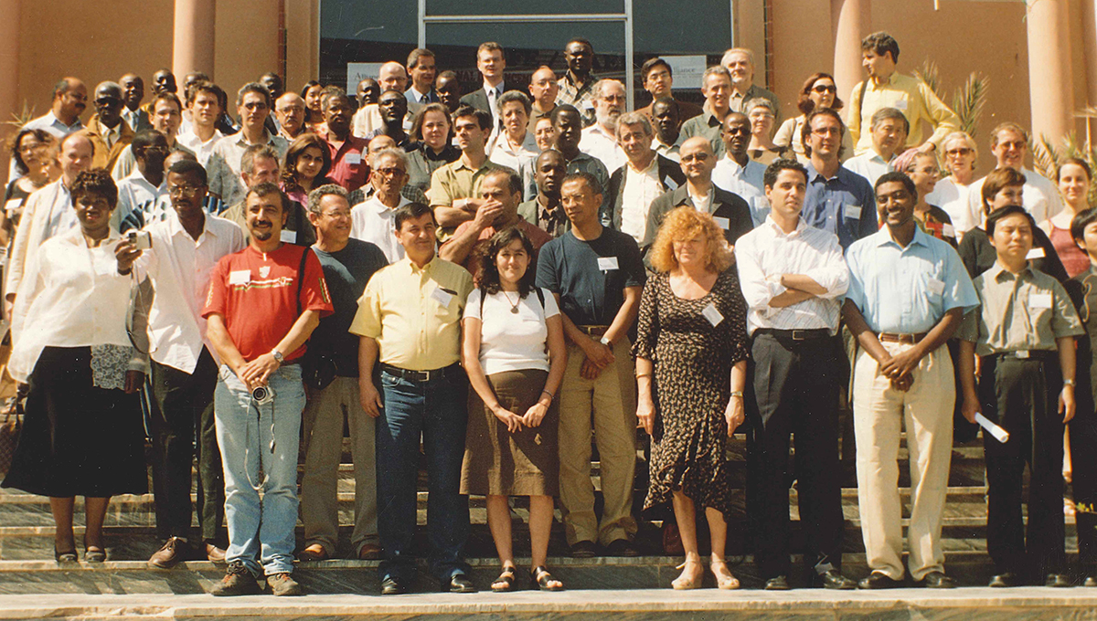 Alliance Internationale des Editeurs Indépendants taldearen bilkura Dakarren, 2003ko abenduan